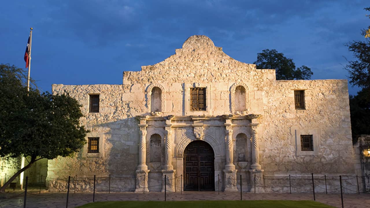 Front view of a historical building in San Antonio Texas